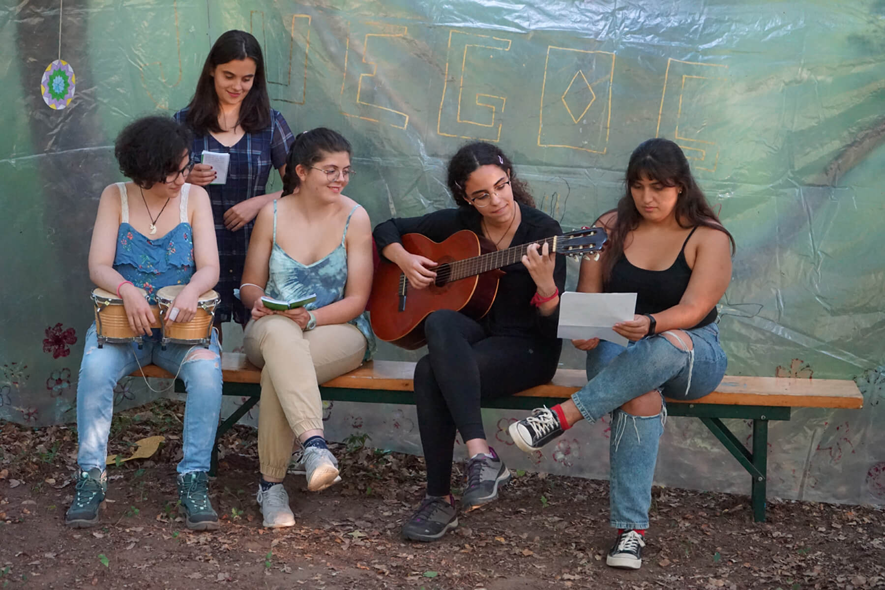 Jóvenes compartiendo actividades en un campo de trabajo