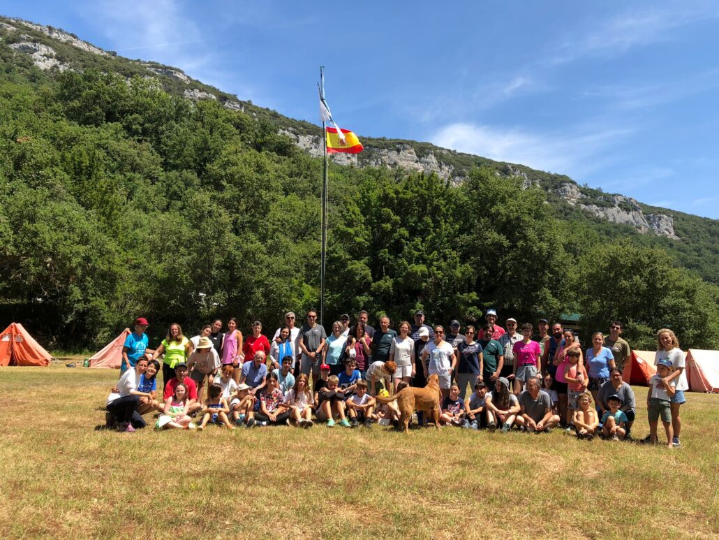 Grupo de participantes reunido en un campamento