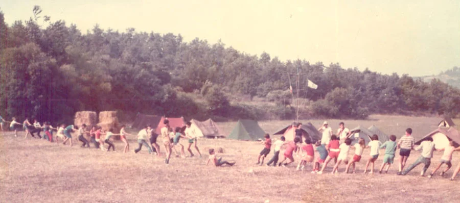 Fotografía del archivo histórico: Más campamentos