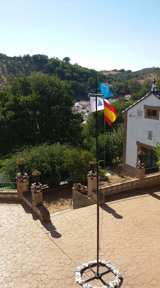 Participantes junto al mástil en la convivencia de Constantina