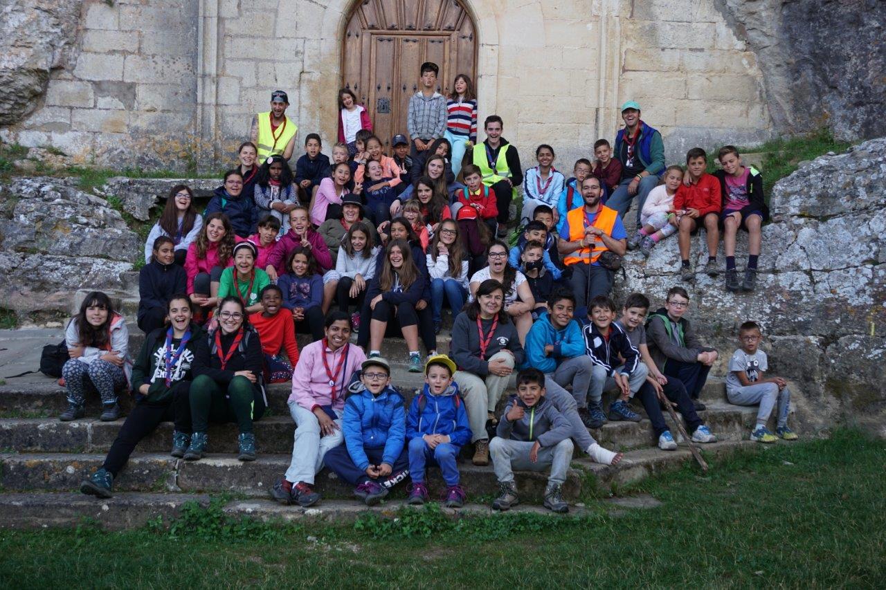 Participantes y monitores de Juventud Idente durante una excursión de campamento