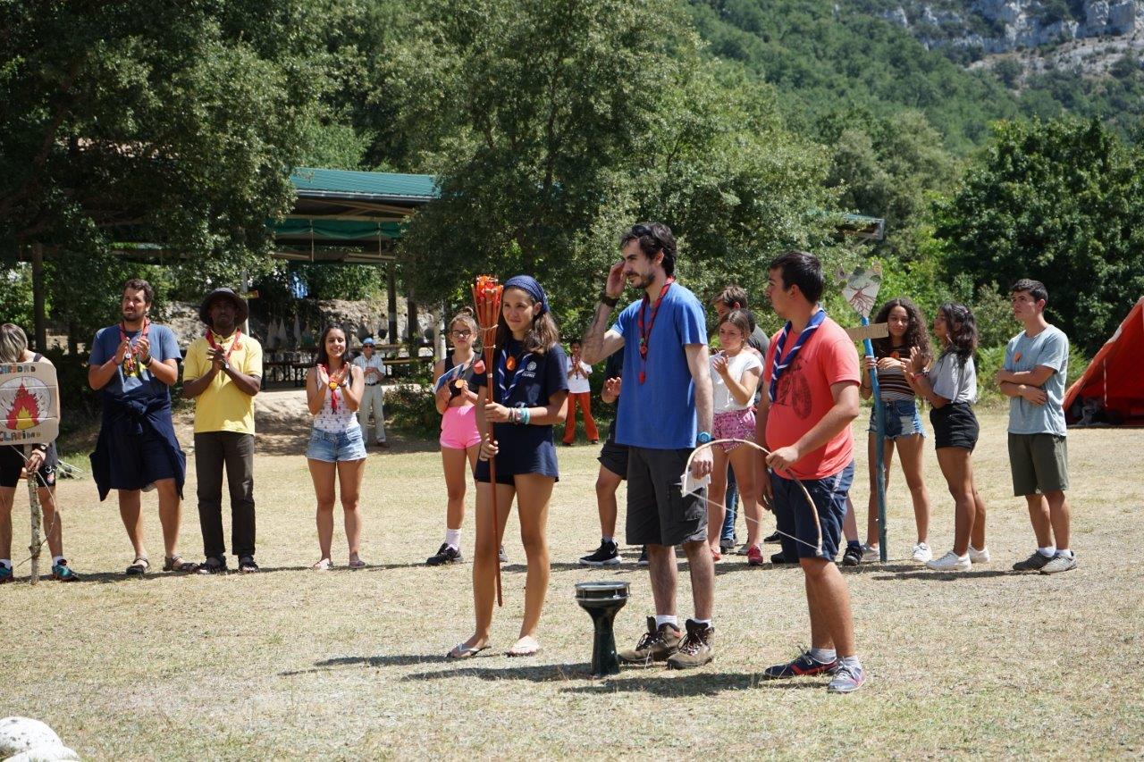 Participantes en una actividad de campamento de Juventud Idente