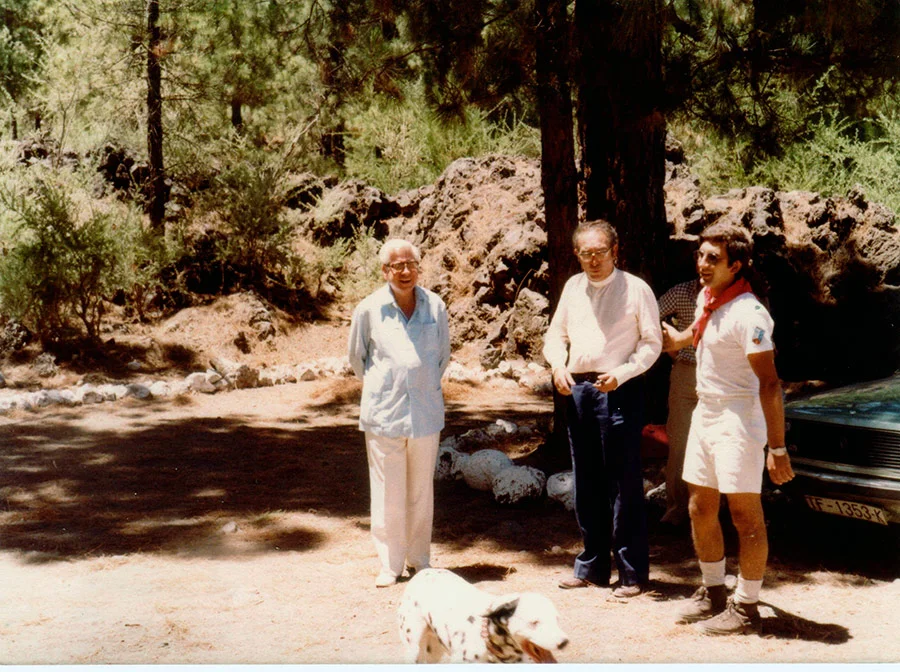 Fotografía del archivo histórico: Primer campamento para jóvenes