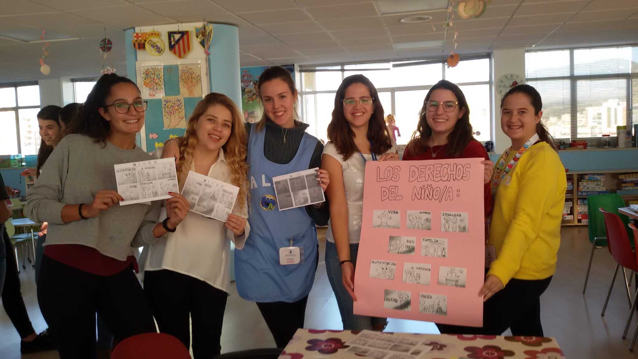 Voluntarias de Juventud Idente en Málaga con materiales sobre los derechos de la infancia