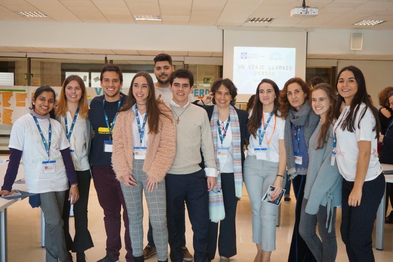 Jóvenes compartiendo sus ideas en un taller del Parlamento Universal de la Juventud